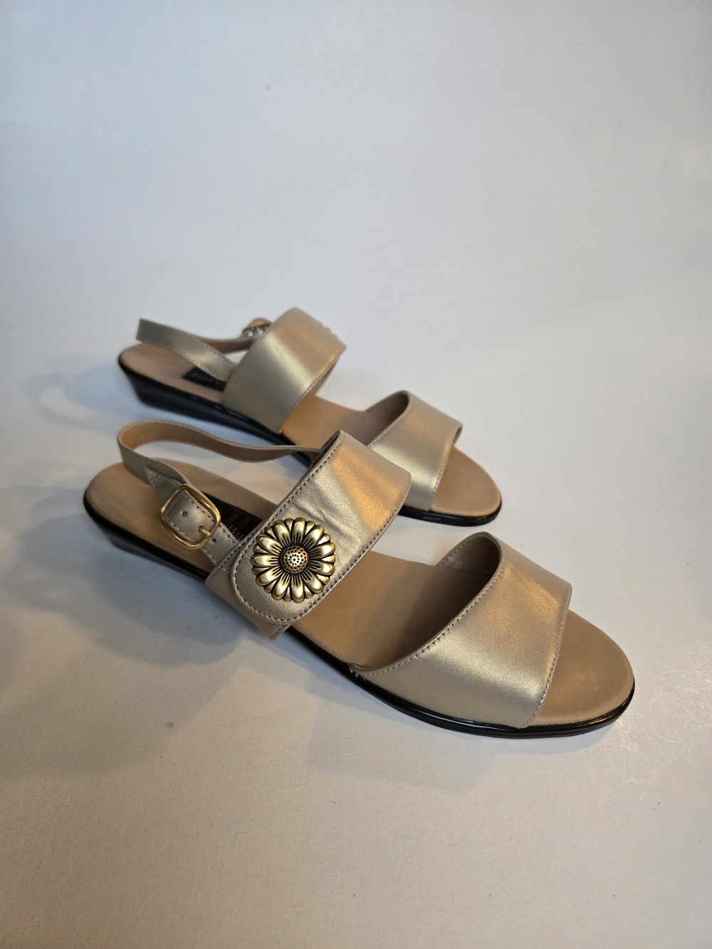 Jenny Buchanan Gold Leather Floral Medallion Sandals Y2K 2000s Slingback Shoes